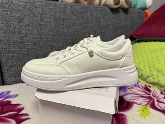 Кроссовки женские