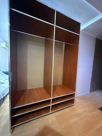 Продам шкаф на колесиках