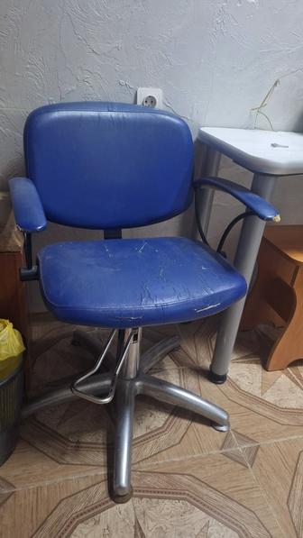 Продам кресло парикмахера