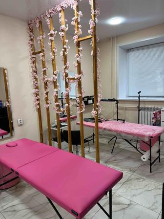 Места парикмахеров, кушетка, визажистов, бровистов