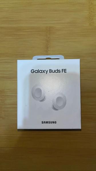 Наушники Samsung Galaxy Buds FE белый