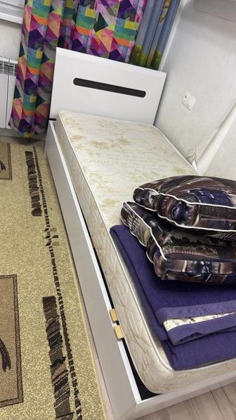 Срочно продам 2 кровати с матрасами