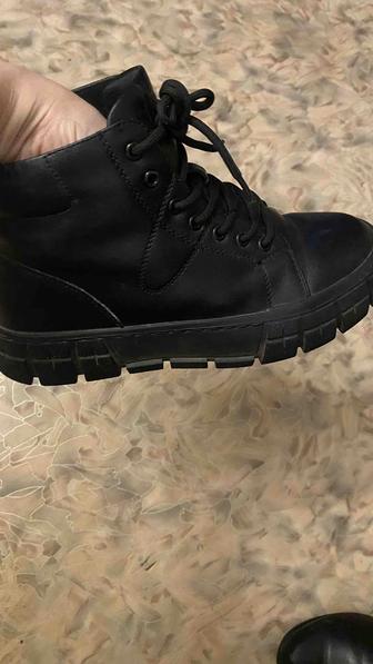 Продаю зимние ботинки мужские