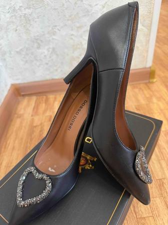 Туфли на каблуке с декором в виде сердца