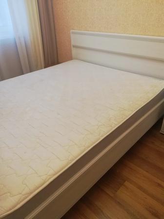 Двуспальная кровать с матрасом