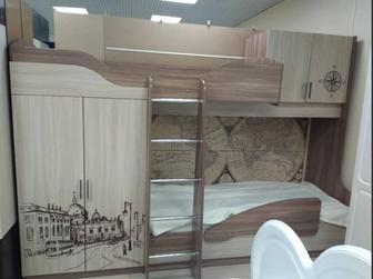 Детская двухяростная кровать с компьютерным столиком и шкафом