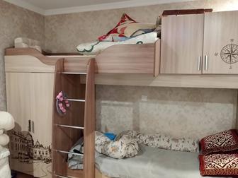 Детская двухяростная кровать с компьютерным столиком и шкафом