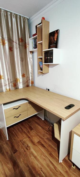 Стол с настенной полкой