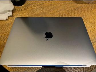 MacBook Pro (13 дюйм., 2018 г., четыре порта Thunderbolt 3)