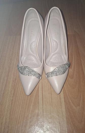 Бежевые туфли