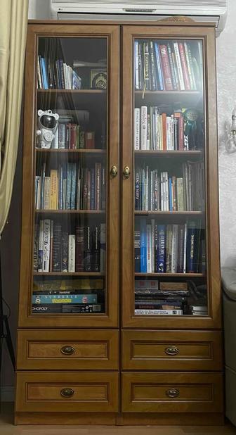 Деревянный шкаф со стеклянными дверцами,кровать в комплекте (гарнитур)