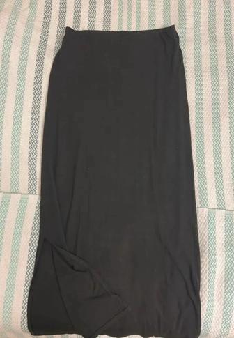 Черная юбка с вырезом сбоку