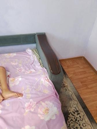 Продам диван с подлокотниками раскладной в отличном состоянии,