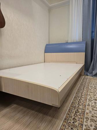 Кровать полуторка с дном для вещей.