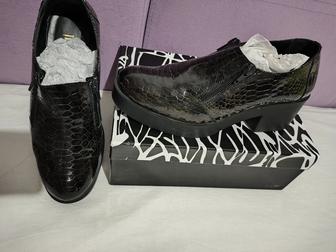 Обувь женская , лакированные ботильоны с замочком с обеих сторон