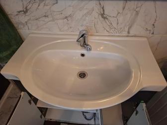 Раковина с тумбой и зеркалом