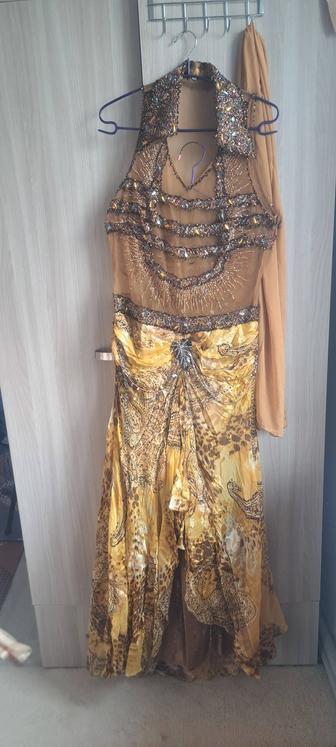 Платье праздничное.