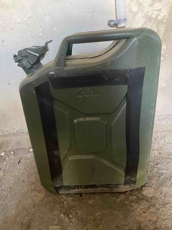 Продам канистру для бензина.