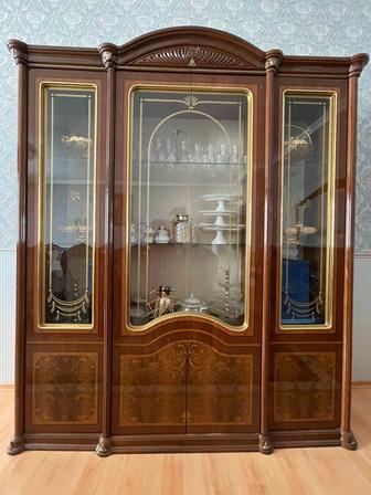 Шкаф-витрина итальянская