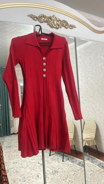 Красное трикотажное платье