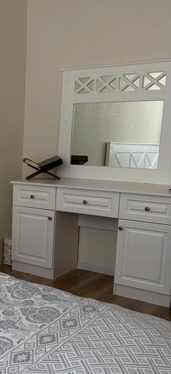 Туалетный столик с зеркалом