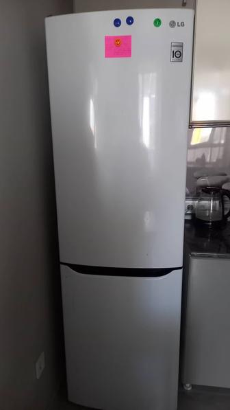 Холодильник двухкамерный.