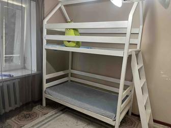 Продам 2 ярусную кровать домик