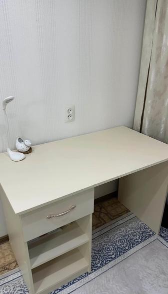 Продам стол с книжной полкой