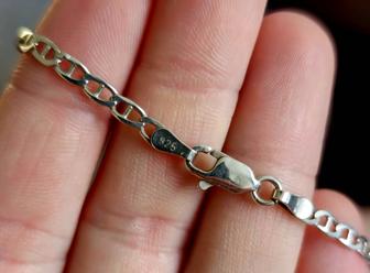 Очень срочно продам две цепочки, серебро 925 пробы. Вес 15 грамм.