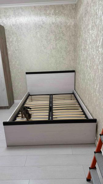 Кровать и шкаф