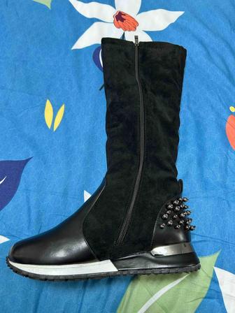 Продам женскую обувь (сапоги и кроссовки)