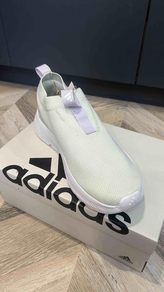 Продам новые кроссовки Adidas