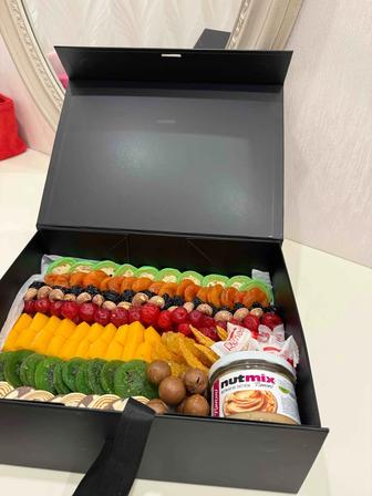 В наличии есть коробка из сухофруктов, закажите у нас для поздравления