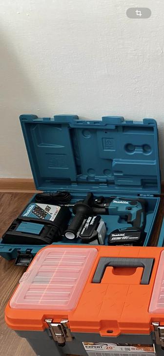 Продается перфоратор Makita DHR202RFE 1,9 Дж, SDS-Plus почти новый!