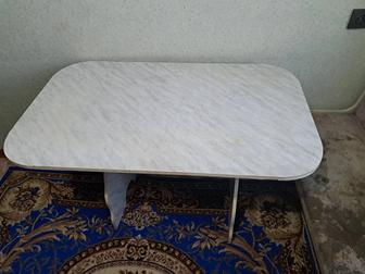 Отдам стол и диванчик к нему