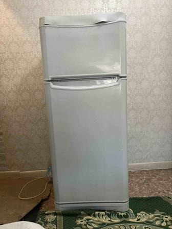 Продам холодильник б/у Indesit