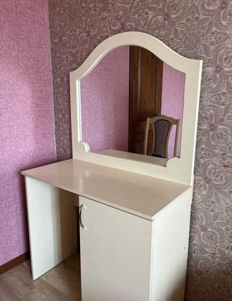 Туалетный столик для спальни подростка