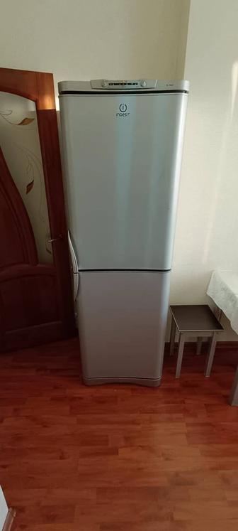 Холодильник Indesit C236NFG.016 (320 л) на запчасти / под ремонт