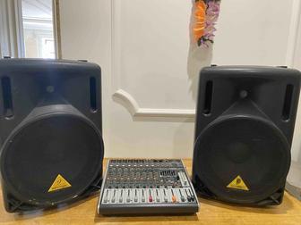 Музыкальный пульт управления XENYX X1222USB и две колонки фирмы BEHRINGER