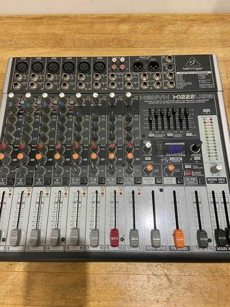 Музыкальный пульт управления XENYX X1222USB и две колонки фирмы BEHRINGER