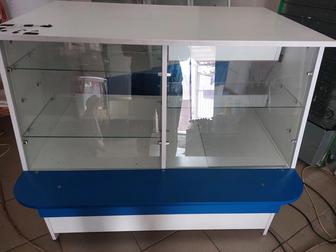 Продается кассовый стол, витрины