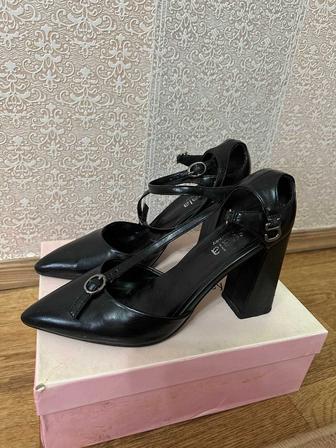 Срочно продам черные туфли