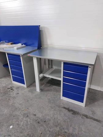 Металлические верстаки, инструментальные шкафы.