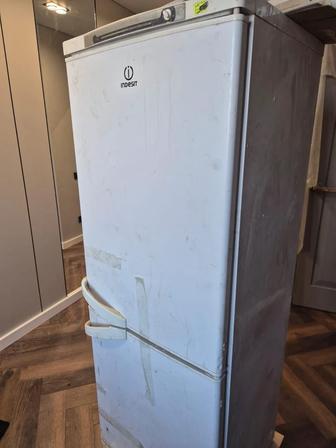 Продам холодильник indesit
