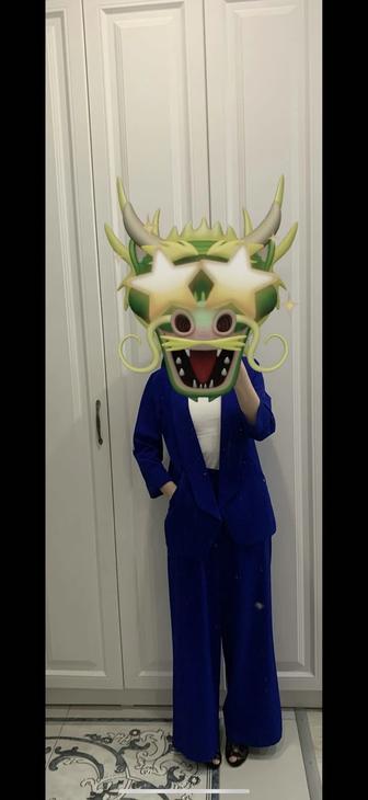 Темно-синий костюм