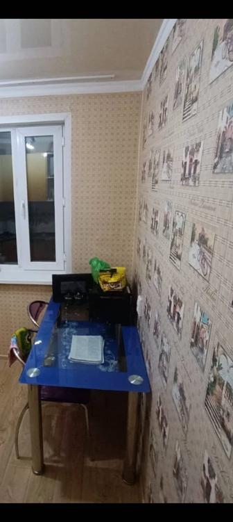 Продам стеклянный стол.