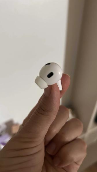 Продам наушник правый оригинал AirPods оригинал ТОРГ уместен