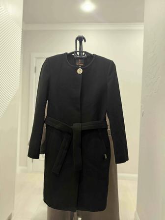 Осеннее б/у пальто чёрного цвета с поясом, размер S