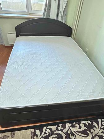 Кровать с матрасом двухспальная