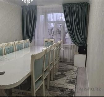 Овальные стол и стулья